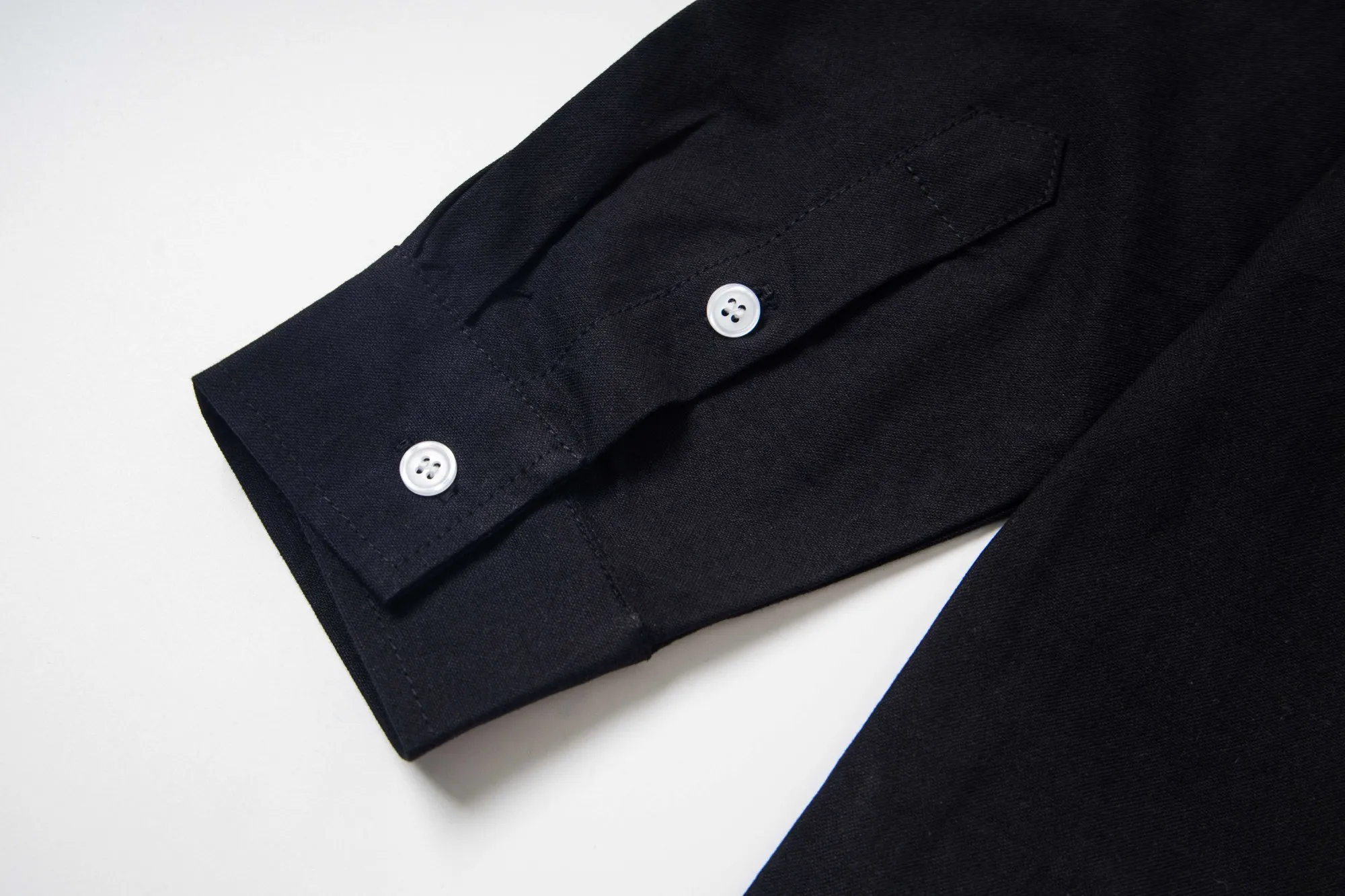 🅿️250 New: Style number: B141 Ralph Lauren/Ralph Lauren classic small label couple's long-sleeved shirt 1️⃣ Made of high-quality fabrics, the upper body is soft and comfortable, extremely delicate, and feels solid, smooth and soft. The fabric has the characteristics of being wrinkle-free and has an invincible feel. The details are perfectly handled! 2️⃣The workmanship details are perfectly controlled. They are all hemmed with vest technology, and the inside of the sleeves are also used. Different from the four-needle and five-thread workmanship, the collars are also all designed with interlining, showing high-end fashion and individuality, and the style is fashionable, simple and elegant! 3️⃣It is very youthful and energetic, and can be easily worn by both men and women. It is very in line with the fashion aesthetic concepts of today's young people! Color: Black, White, Navy Size: S, M, L, XL